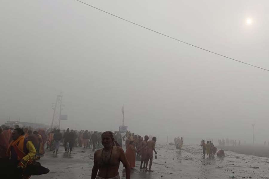 Gangasagar Mela 2024: Lakhs of devotees gathered for holy dip in Gangasagar amidst dense fog | Sangbad Pratidin