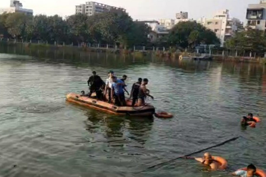 many feared dead as boat capsizes in lake in Gujarat's Vadodara। Sangbad Pratidin