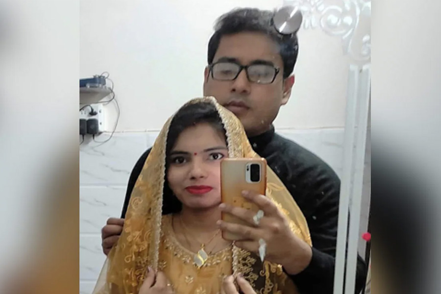 মেট্রোর ট্র্যাক বাবার লাশ, ফ্ল্যাটে মায়ের মৃতদেহের পাশে অঝোরে কাঁদছে দুধের শিশু 