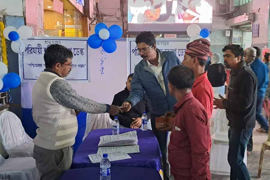 পরিযায়ী শ্রমিকদের জন্য শিয়ালদহ স্টেশনে বিশেষ হেল্পডেস্ক