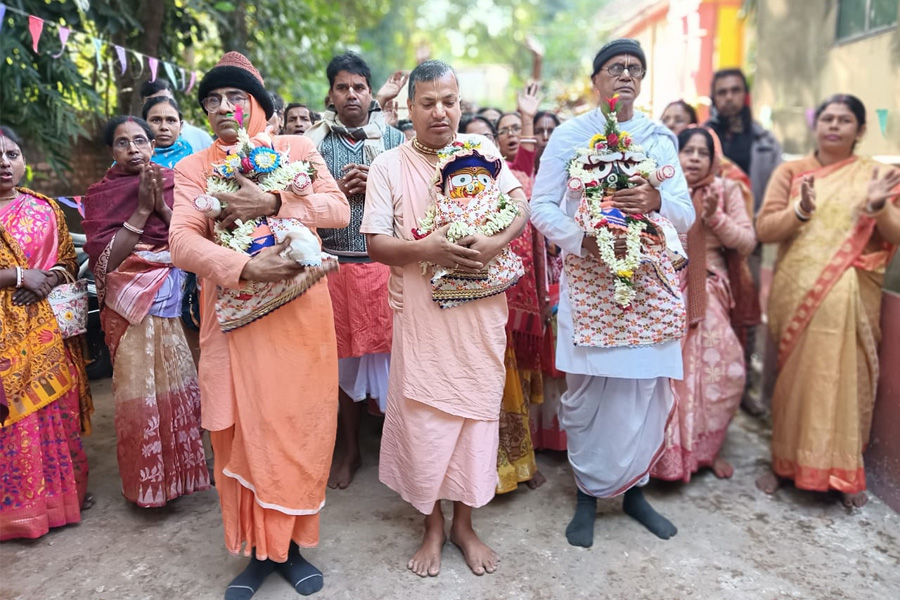 দেড়শো বছরের রীতি, পয়লা জানুয়ারি ভক্তদের সঙ্গে বনভোজনে ভগবান!