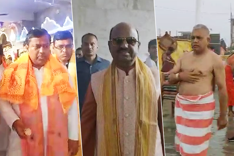 গঙ্গাসাগরে পুজো দিলেন সস্ত্রীক রাজ্যপাল, সাগরে ডুব দিলীপের, মন্দিরে সুকান্তও