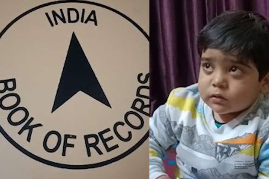 Child from Andal sets India Book of Records by reciting shlokas from Gita and recites poem | Sangbad Pratidin