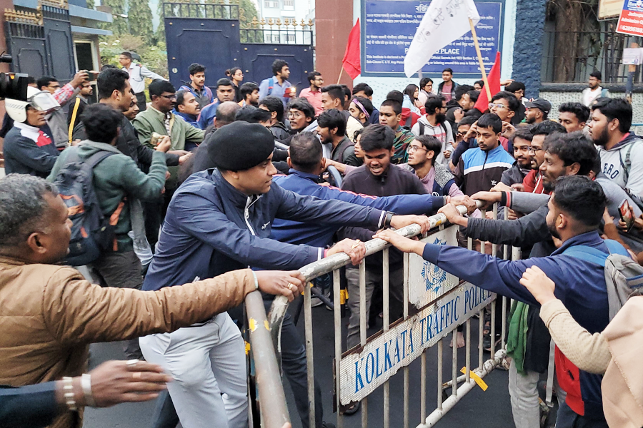 Clash in Jadavpur University: police stop students rally regarding Ram Mandir issue | Sangbad Pratidin