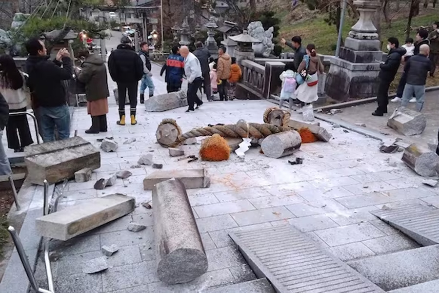 7.6 magnitude earthquake and massive tsunami hits Japan | Sangbad Pratidin