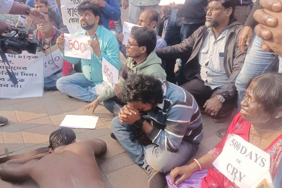 WB primary aspirants hit themselves to protest against recruitment scam | Sangbad Pratidin