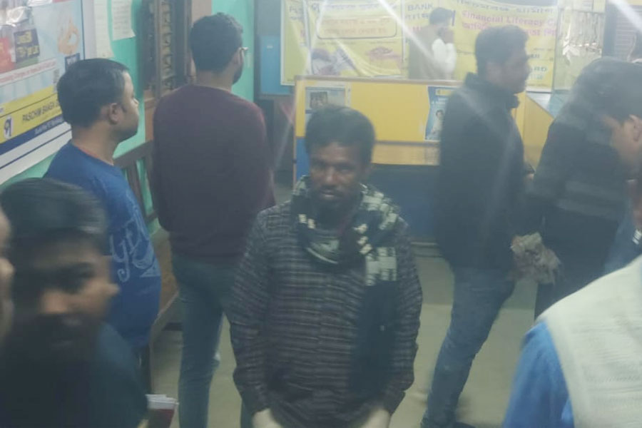 গ্রাহক পরিষেবা নিয়ে অসন্তোষ, কাটোয়ার গ্রামীণ ব্যাঙ্কে সরকারি আধিকারিককে ‘হেনস্তা’