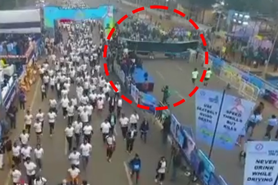 কলকাতা পুলিশের হাফ ম্যারাথনে বিপত্তি, তোরণ ভেঙে জখম পুলিশকর্তা মুরলীধর শর্মা