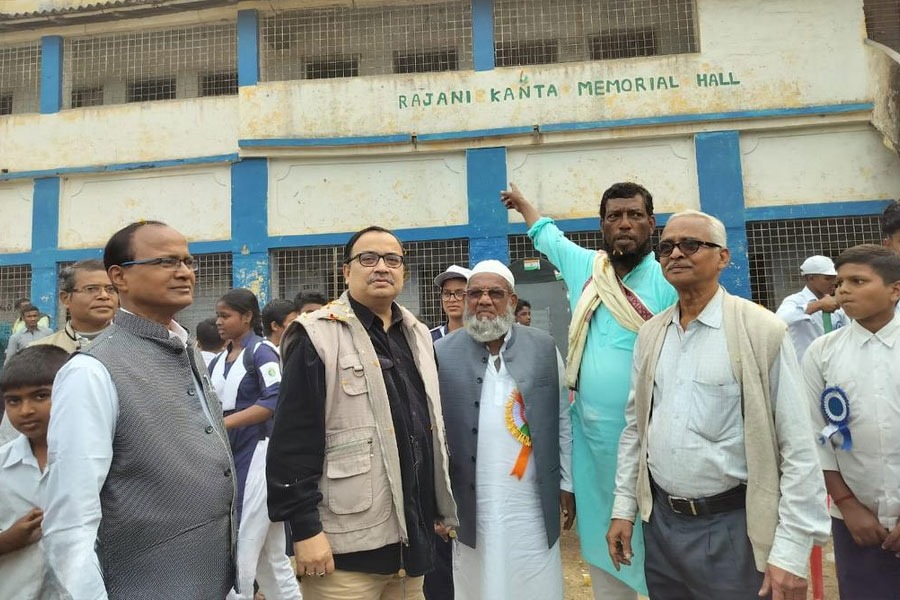 পৈতৃক ভিটেয় কুণাল ঘোষ, ছুঁয়ে দেখলেন পিতৃপুরুষের গ্রাম