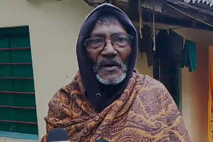 Old man of bangaon wins 1 crore cash in lottery | Sangbad Pratidin
