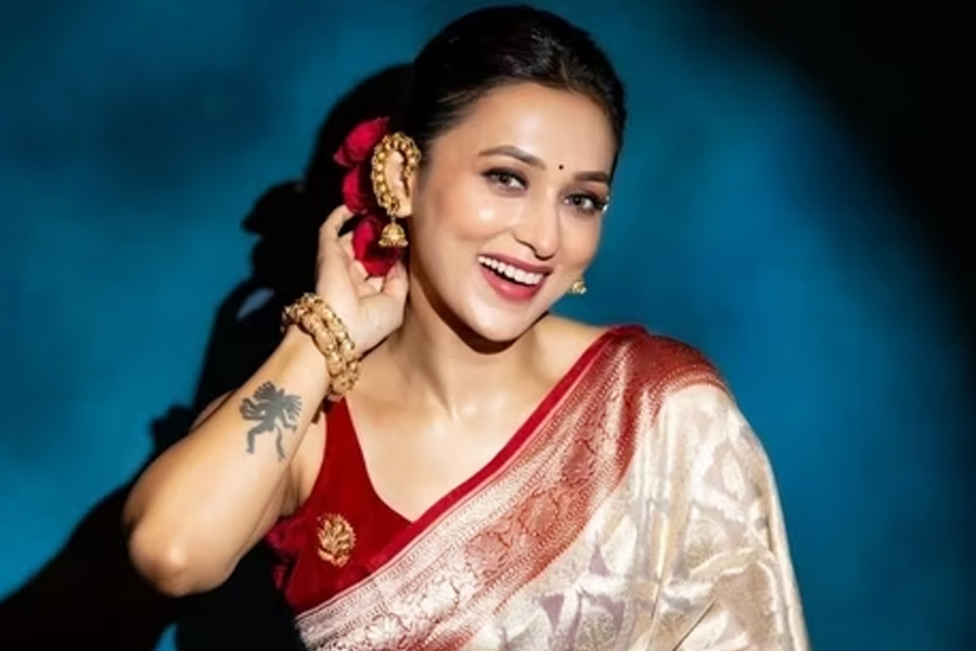 একহাতে গিটার, আরেক হাতে মাইক, বিয়ের সাজে মিমি চক্রবর্তী! ছবি পোস্ট করে দিলেন সুখবর