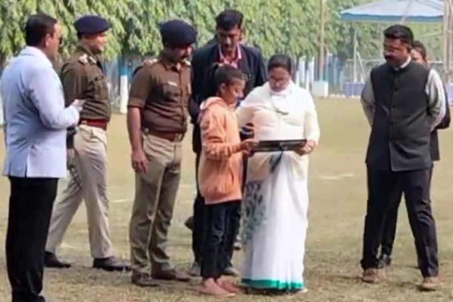‘যেন স্বপ্ন দেখছি’, মমতাকে নিজের হাতে আঁকা ছবি উপহার দিয়ে আপ্লুত খুদে পড়ুয়া