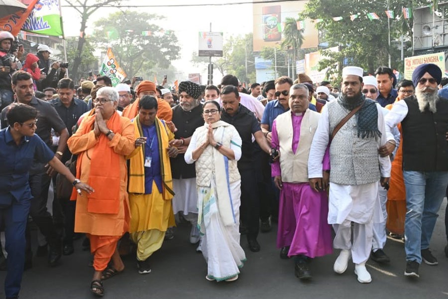কালীঘাটে পুজো দিয়ে সংহতি মিছিলে মমতা, স্কুটারে চড়ে গেলেন গুরুদ্বারায়