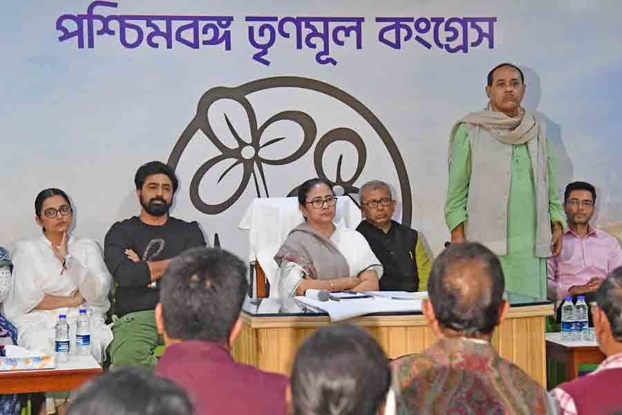দলীয় বৈঠকে রাম-বামকে তীব্র আক্রমণ, কংগ্রেসকে উহ্য রেখে জোটবার্তা মমতার