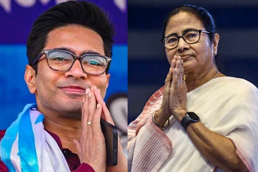 বছরের প্রথম দিনে মমতার বাড়িতে অভিষেক