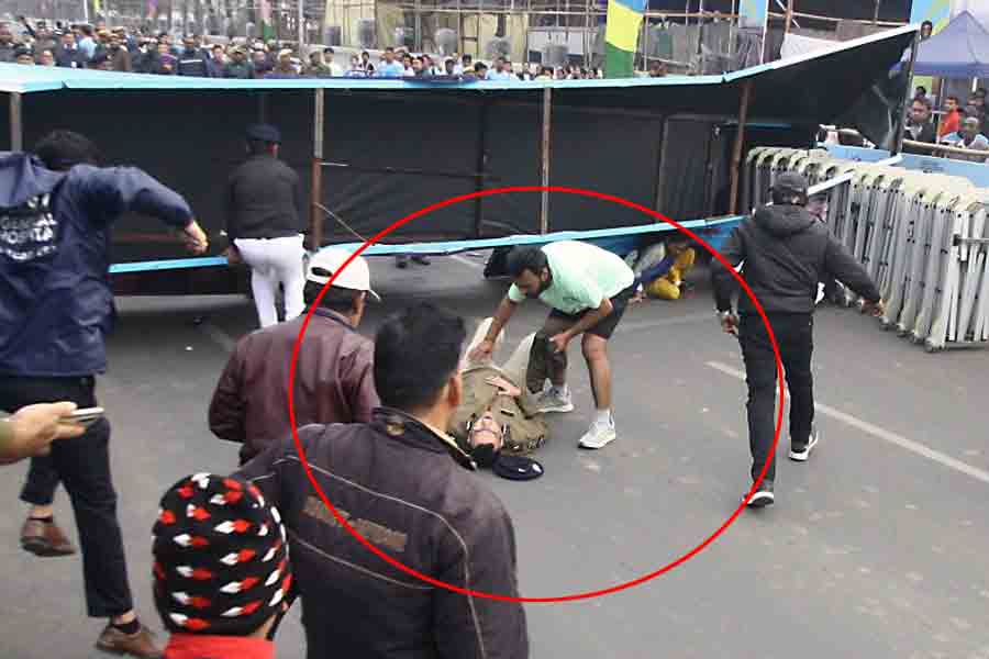 gate collapses during Kolkata Police half marathon, cop injured