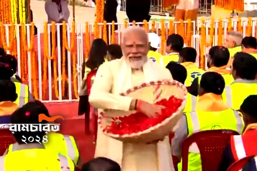 রামমন্দির উদ্বোধনে বেনজির ছবি, ফুলের পাপড়ি ছড়িয়ে শ্রমজীবী ভক্তি মোদির