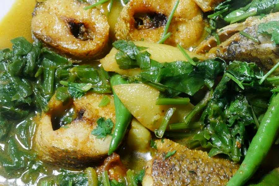 Palong Shak Shol Mach Diye, try this Testy Fish Recipe with Spinach | Sangbad Pratidin