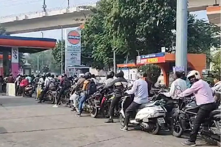 Long Queues At Maharashtra and Punjab Petrol Pumps As Panic Buying | Sangbad Pratidin