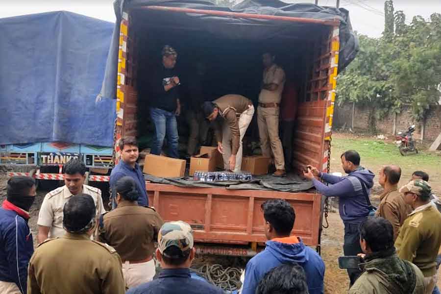 ধানের বস্তার আড়ালে ফেনসিডিল পাচার! কোটি টাকার সামগ্রী-সহ হাতেনাতে গ্রেপ্তার যুবক