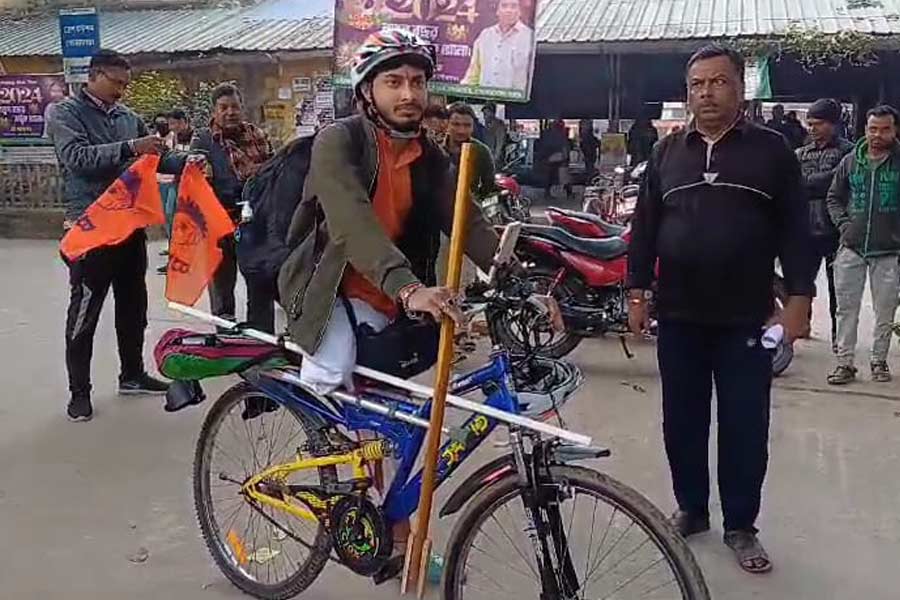 A youth of bengal started journey to ayodhya by cycle with one leg | Sangbad Pratidin