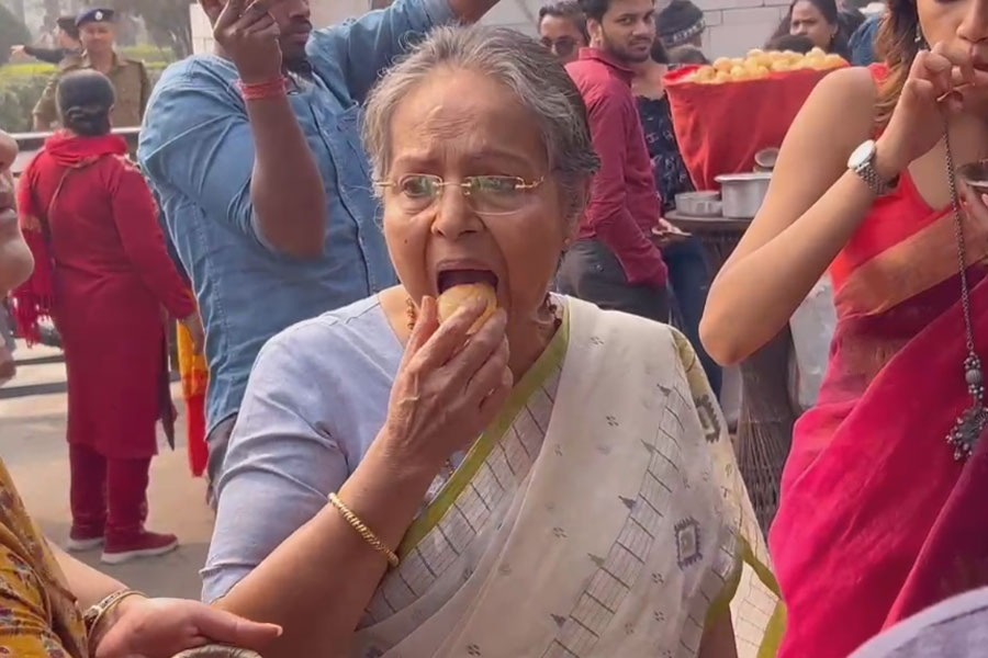শুটের মাঝেই ভিক্টোরিয়ায় ফুচকা খাচ্ছেন রাখি গুলজার, দেখে ‘থ’ পরিচালক নন্দিতা-শিবু!