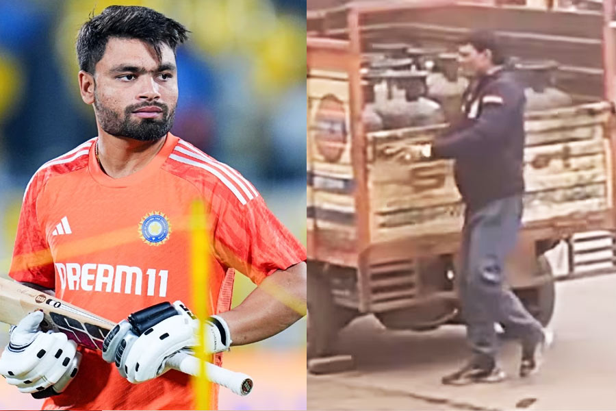 Rinku Singh's Father Delivering LPG Cylinders, Video goes Viral | Sangbad Pratidin