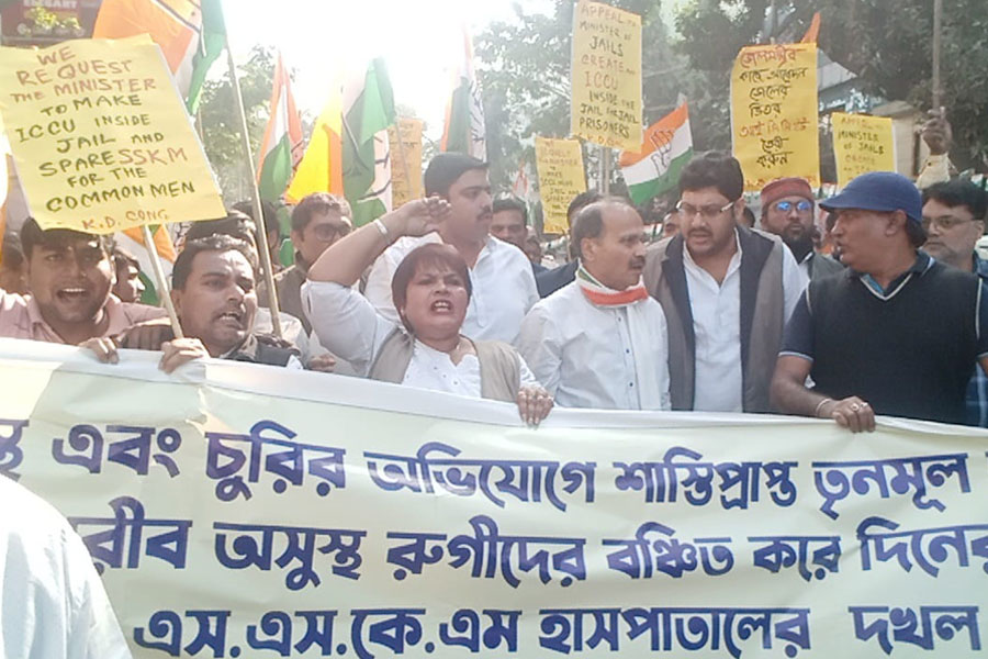 ‘SSKM দুষ্কৃতীদের সেফ হোম’, অভিযোগে অধীর চৌধুরীর নেতৃত্বে মিছিলে কংগ্রেসের