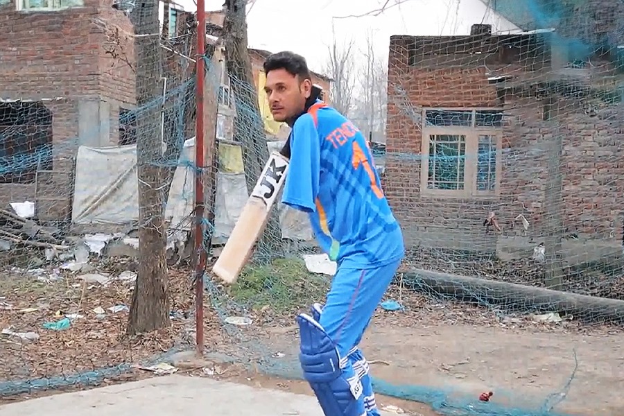 দুটো হাত নেই, তাও দাপিয়ে ক্রিকেট খেলছেন কাশ্মীরের আমির, মুগ্ধ শচীন