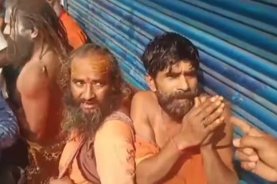 তরুণীদের পিছু ধাওয়ার অভিযোগ তুলে গঙ্গাসাগরমুখী সাধুদের মারধর! পুরুলিয়ায় চাঞ্চল্য