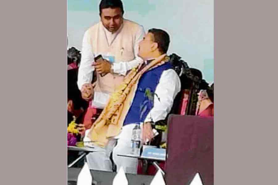 শুভেন্দুর পাশে সন্দেশখালির ‘বাদশা’ শেখ শাহজাহান! ছবি ঘিরে তুঙ্গে বিতর্ক