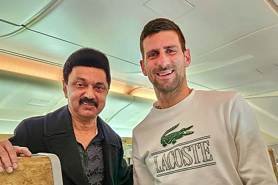 MK Stalin met and greeted tennis great Novak Djokovic during his journey to Spain । Sangbad Pratidin