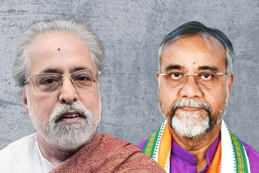 TMC leaders Tapas Roy and Sudip Banerjee hurls abuses to each other | Sangbad Pratidin