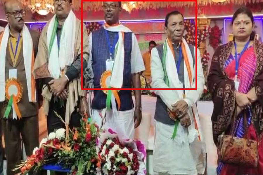 WB Minister Akhil Giri and BJP Leader Swadesh Nayak share same stage at Sankarpur, sparks new row | Sangbad Pratidin