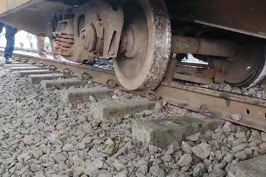 Goods train derailed Howrah-Kharagpur division । Sangbad Pratidin