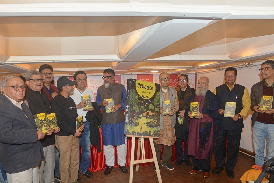 WB Minister Bratya Basu, writer Shirshendu Mukhopadhyay and others present in book launch of Ujwal Sinha | Sangbad Pratidin