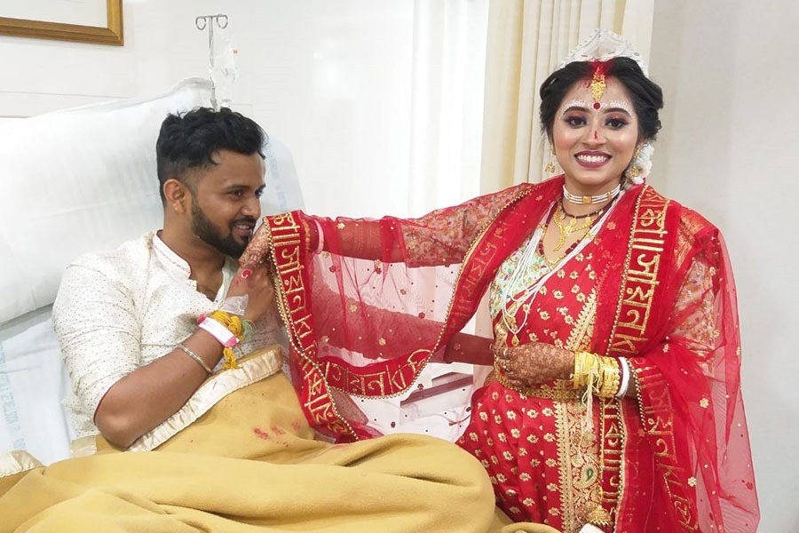 ১০ বছরের প্রেমে নেমে আসে হঠাৎ বিপদ! তারপর যা করলেন প্রেমিকা…