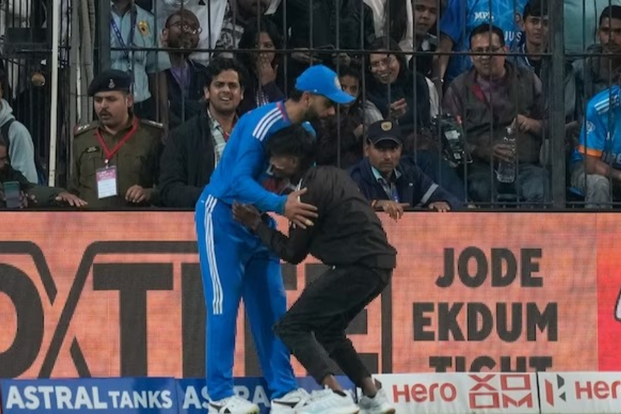 IND vs AFG: Pitch invader hugs Virat Kohli as 'Kohli, Kohli' chants echo in Indore stadium। Sangbad Pratidin