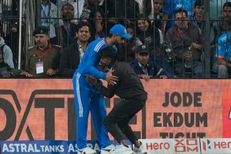 ‘বিরাট’ স্পর্শের তাগিদে মাঠে ঢুকলেন ভক্ত, এর পর…