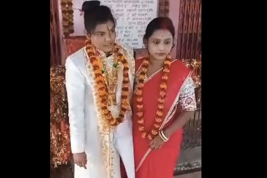 কর্মসূত্রে আলাপ-ঘনিষ্ঠতা, যোগীরাজ্যে চারহাত এক হল বাংলার সমকামী যুগলের