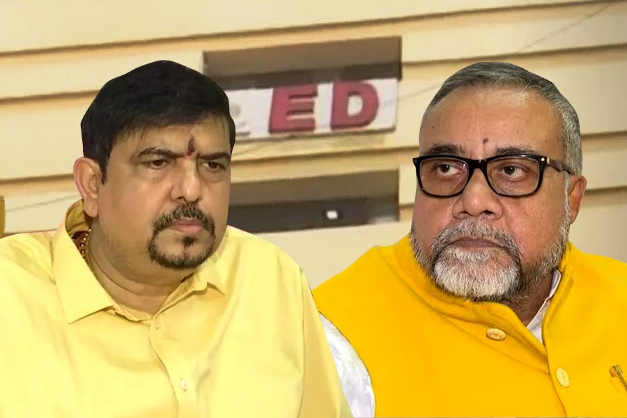 সাতসকালে সুজিত বসুর বাড়িতে ইডি, তল্লাশি তাপস রায়ের দুই ঠিকানাতেও