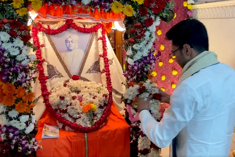 ‘রাজনৈতিক কথা এখানে অশোভনীয়’, স্বামী বিবেকানন্দকে শ্রদ্ধা জানিয়ে মন্তব্য অভিষেকের