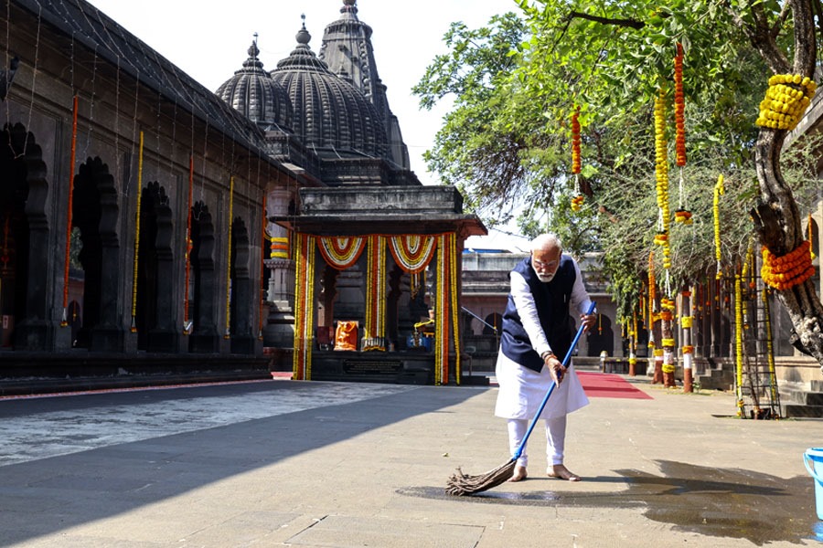 স্বামীজির জন্মদিনে মন্দির পরিষ্কার মোদির, তীর্থস্থানে ‘স্বচ্ছতা অভিযানে’র ডাক