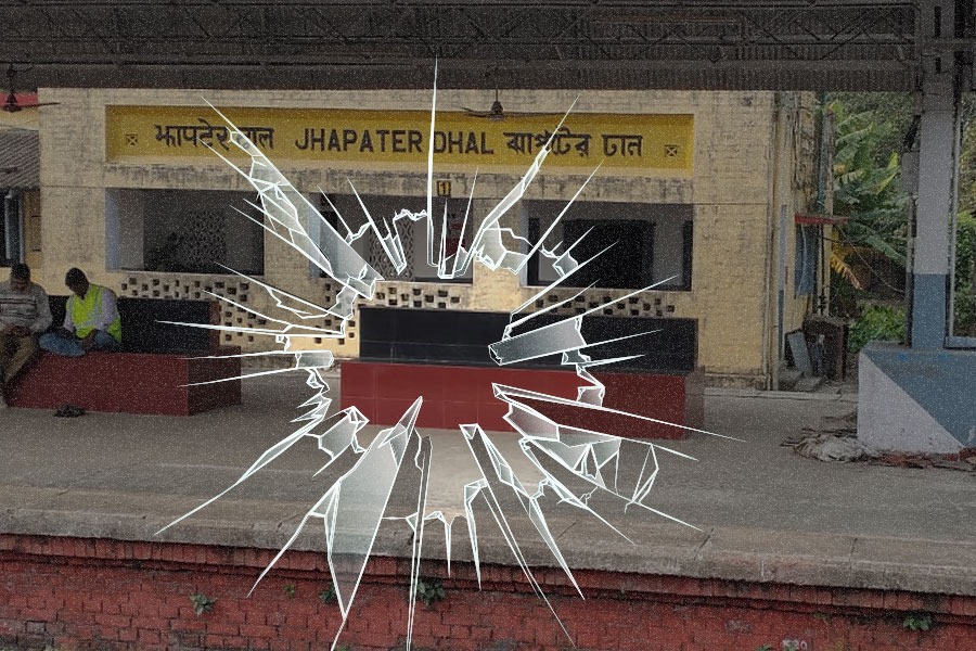 Stones pelted at shatabdi express | Sangbad Pratidin
