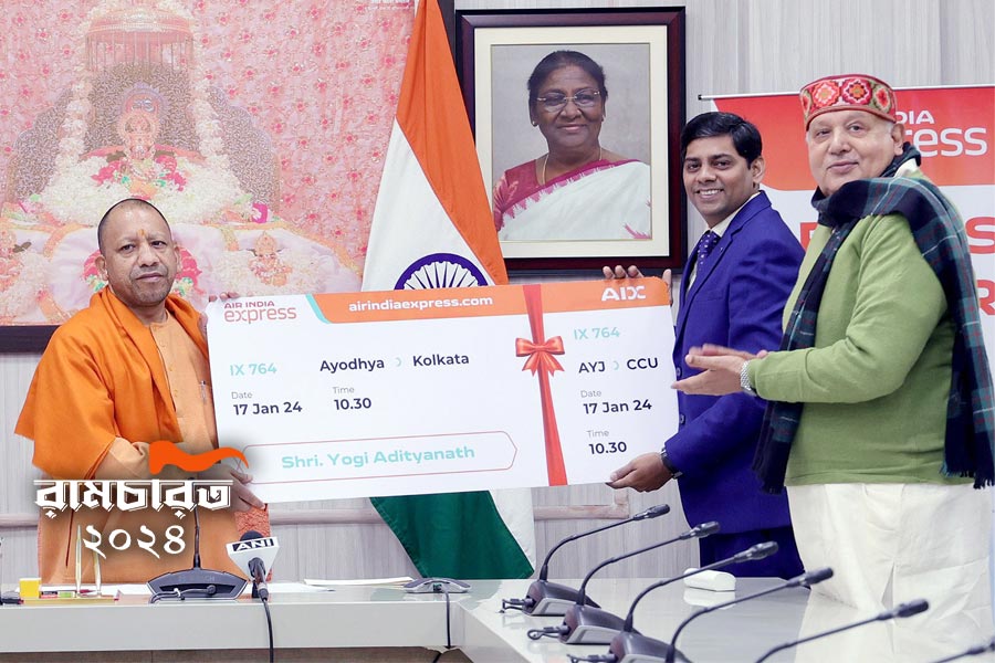 শুরু কলকাতা-অযোধ্যা বিমান পরিষেবা, প্রথম বোর্ডিং পাস যোগীর হাতে