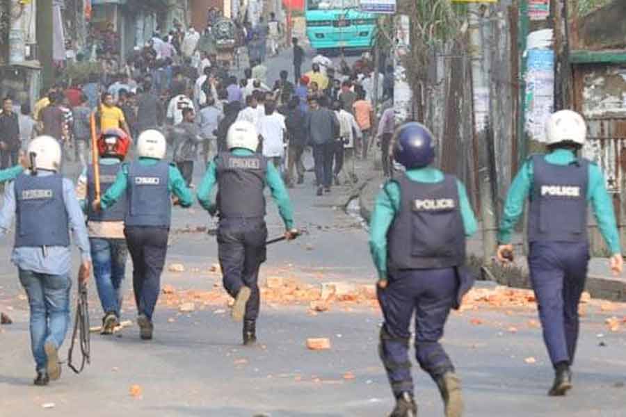 বেলা বাড়তেই হিংসায় উত্তপ্ত বাংলাদেশ,পুলিশের সঙ্গে সংঘর্ষ বিএনপির, জখম ১৫
