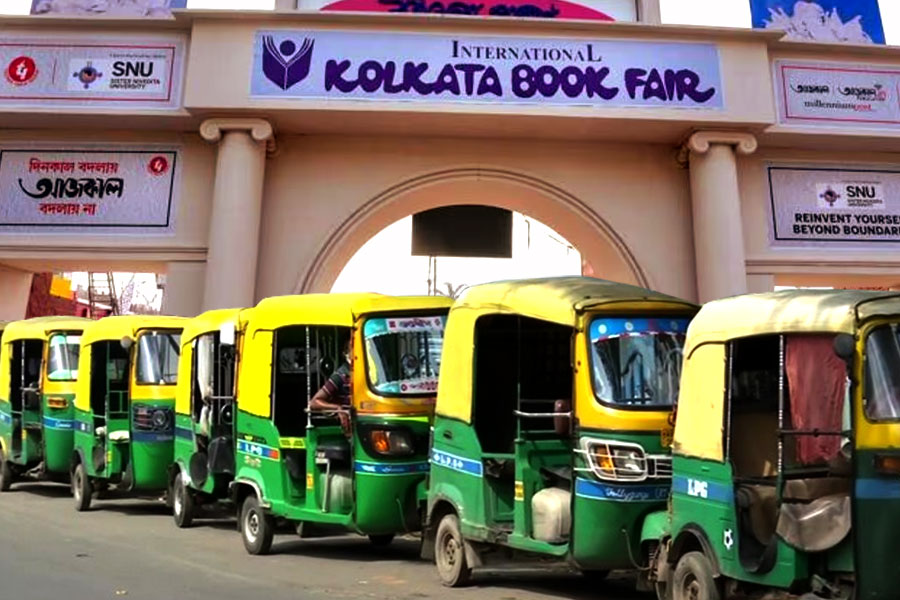 Administration steps in to prevent fare hike by autos during book fair | Sangbad Pratidin