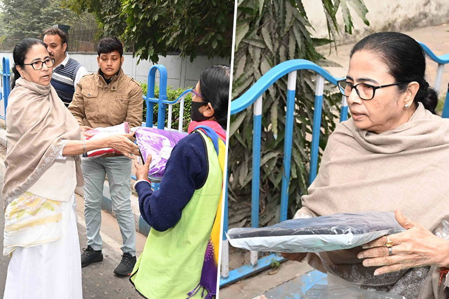 মানবদরদী মুখ্যমন্ত্রী, ফুটপাতবাসীদের হাতে শীতবস্ত্র তুলে দিলেন মমতা