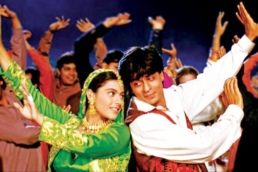 The Academy shares DDLJ song clip, fans hail SRK | Sangbad Pratidin