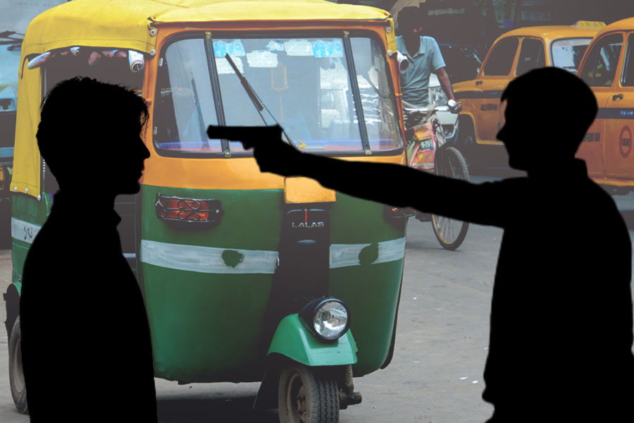 Man threatens auto driver with gun after he refused to go to destination | Sangbad Pratidin